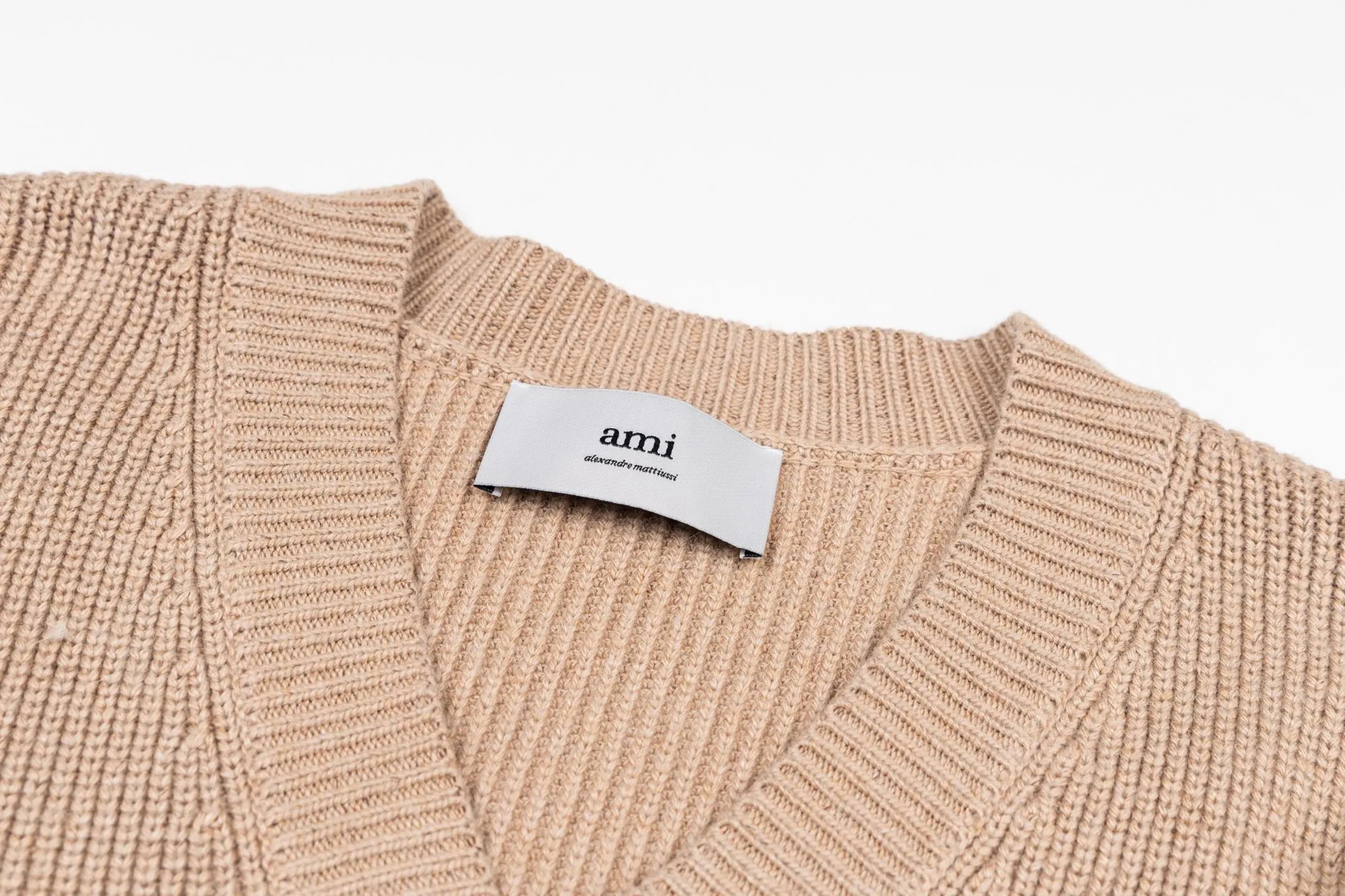 [Exclusive supply] Ami love towel embroidered contrasting V-neck sweater (camel). The original version was purchased for 2,595 and developed. The fabric is made of alpaca wool to maintain a stable shape. The car lines are uniform and firm, and the details are exquisitely processed, reflecting the brand's strict control of quality. The overall design is simple and elegant, suitable for various occasions. Whether it is business or leisure, it can show an elegant and decent style. The overall wiring is straight and delicate, the fabric is comfortable and soft, and the color is consistent without color difference. It can be matched with the Same Style to create a fashionable look and control various occasions. Customized accessories, complete with three standards, the Same Style for men and women. Size:S-M-L-XL